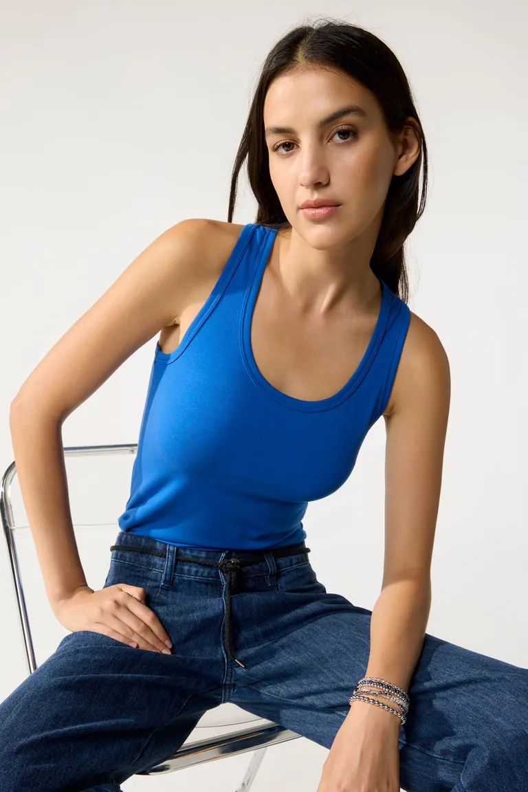Musculosa deportiva de algodón azul - Diseño elegante y funcional para mujeres activas de Cuesta Blanca en Tops para argentina