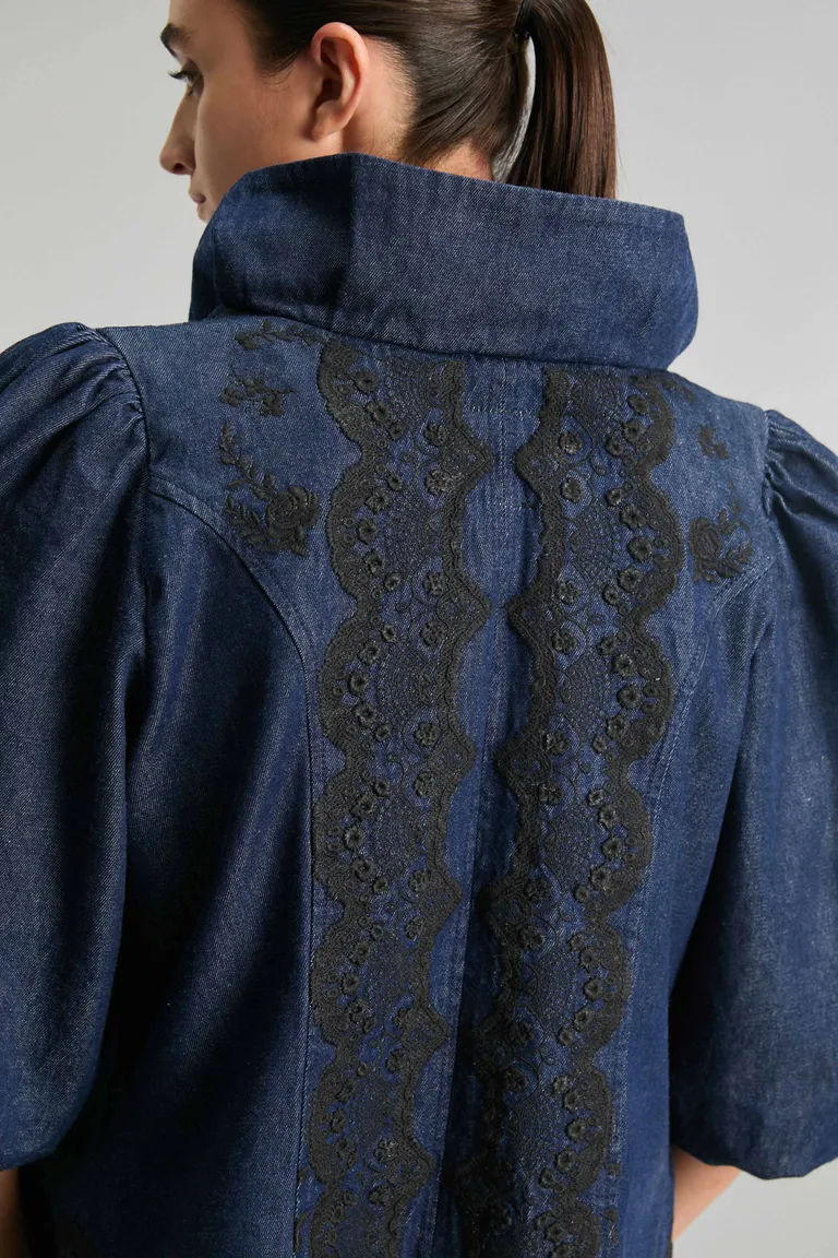 Chaqueta bardot azul con bordado exclusivo, silueta fluida y mangas voluminosas de Kosiuko en Chaquetas para argentina