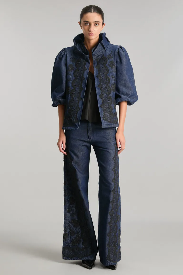 Chaqueta bardot azul con bordado exclusivo, silueta fluida y mangas voluminosas de Kosiuko en Chaquetas para argentina