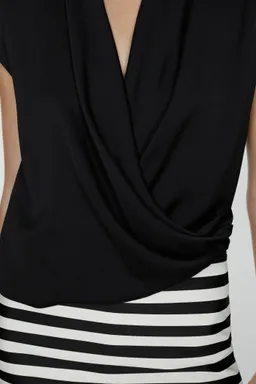 Blusa cruzada sin mangas de Mango en Blusas para argentina