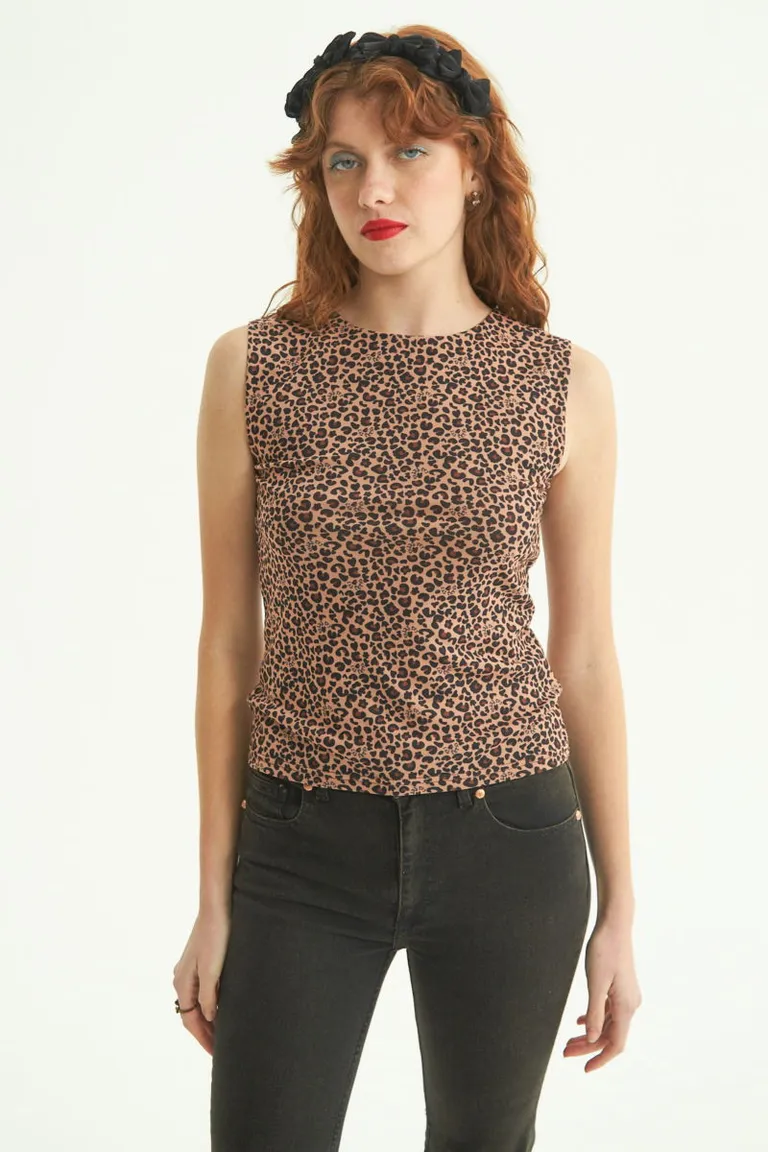 Musculosa ajustada de microtul con estampado, ideal para lucir elegante y femenina de Las Pepas en Tops para argentina