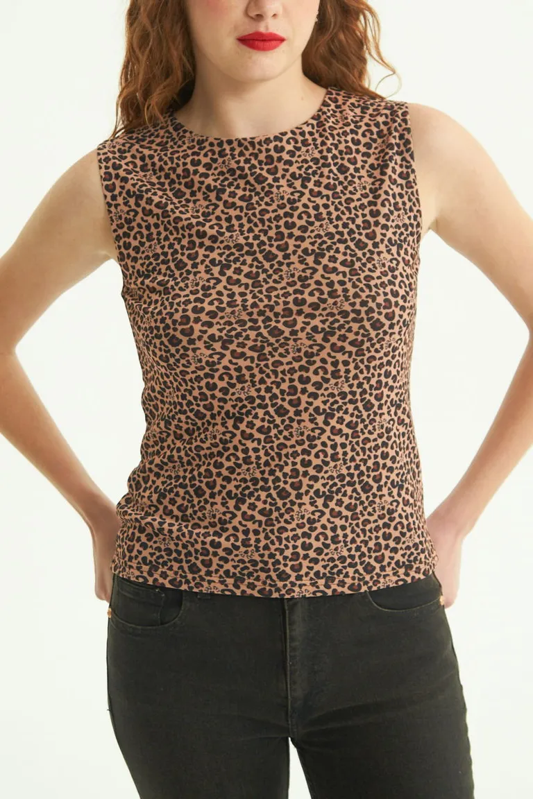 Musculosa ajustada de microtul con estampado, ideal para lucir elegante y femenina de Las Pepas en Tops para argentina
