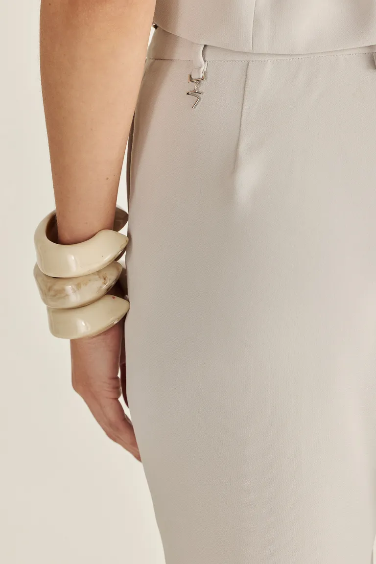 Pantalón Entallado de Género Sastrero Liviano con Detalle de Cadena en la Cintura de Tucci en Pantalones para argentina