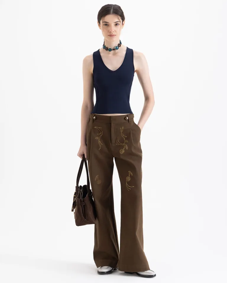 Top femenino sin mangas con escote en V y diseño de ajuste al cuerpo de Jazmin Chebar en Tops para argentina