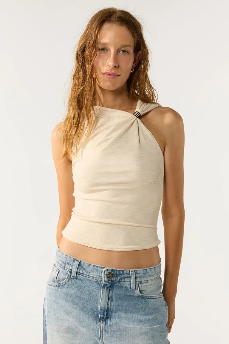 Musculosa de punto con detalles brillantes, diseño elegante y versátil para mujer de Cuesta Blanca en Tops para argentina