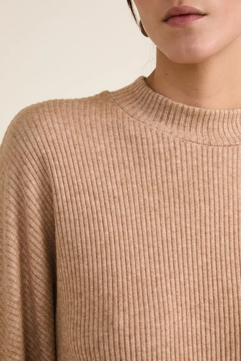 Sweater tejido con textura morley cuello alto mangas amplias y tajos laterales de Cuesta Blanca en Buzos y Sweaters para argentina