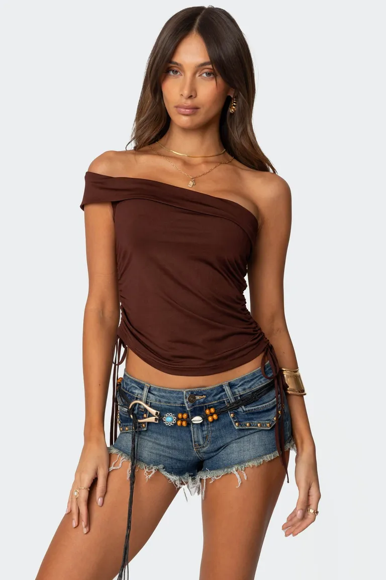 Top asimétrico off shoulder yafa de Edikted en Tops para argentina