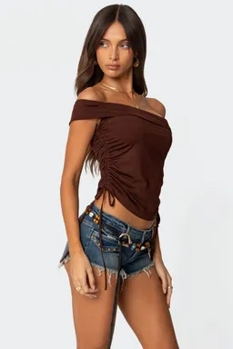 Top asimétrico off shoulder yafa de Edikted en Tops para argentina