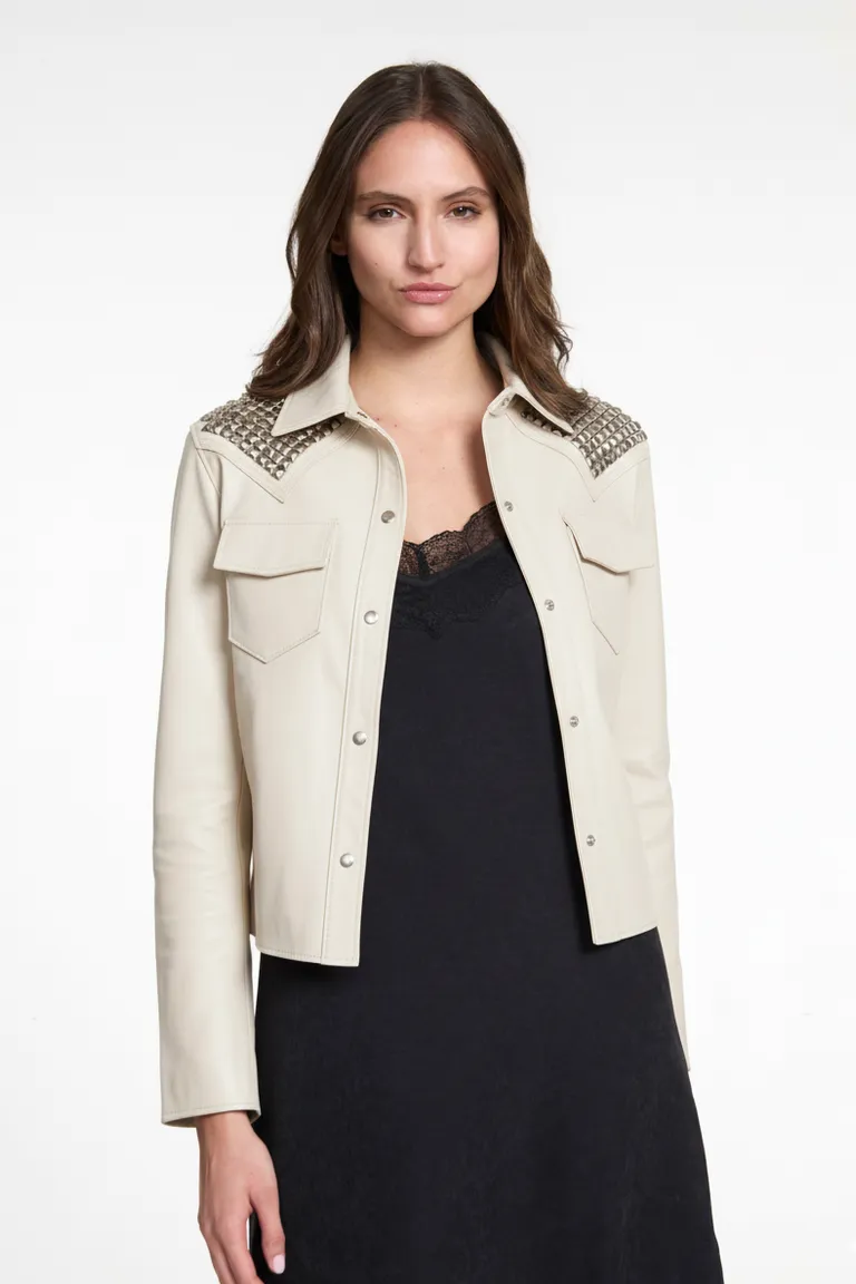 Chaqueta de cuero con remaches piramidales en los hombros de Justaosadia en Chaquetas para argentina