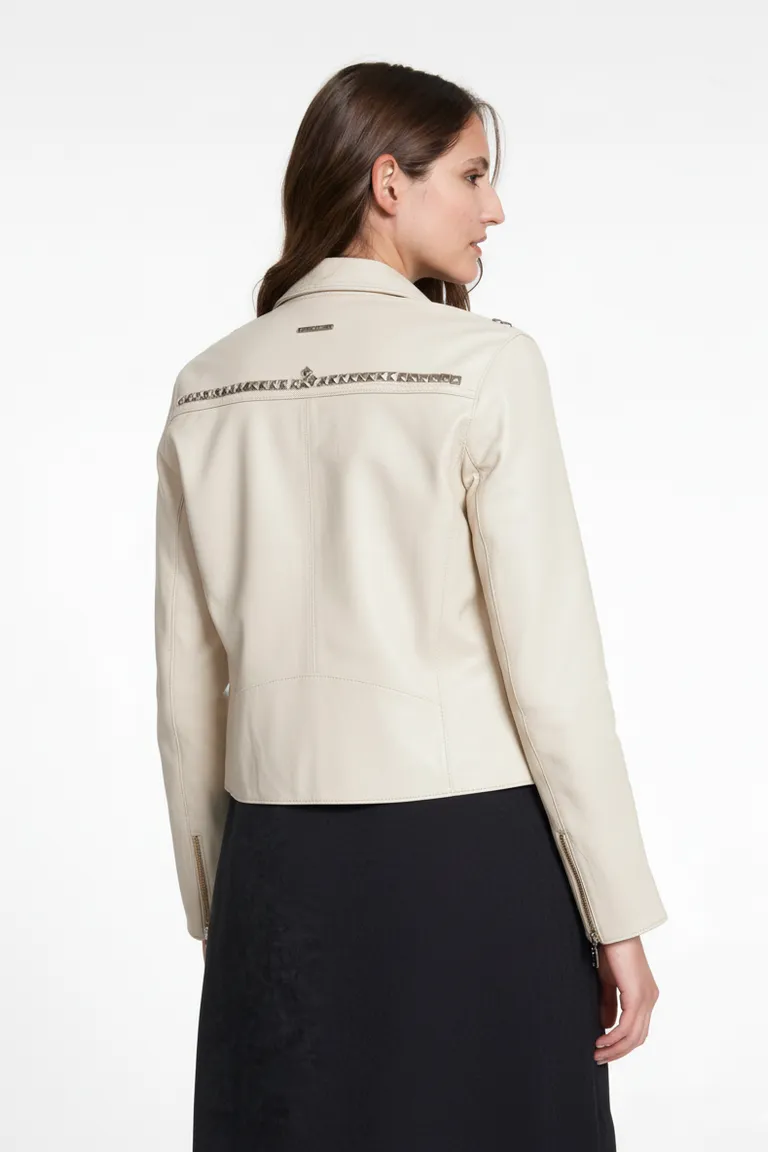 Chaqueta de cuero con remaches piramidales en los hombros de Justaosadia en Chaquetas para argentina