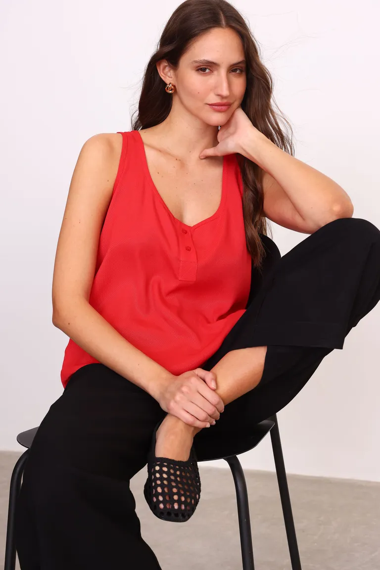 Blusa de crepe de viscosa roja sin mangas con detalle de botones frontales de Yagmour en Blusas para argentina