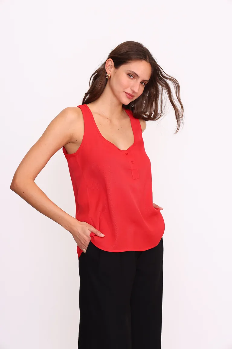 Blusa de crepe de viscosa roja sin mangas con detalle de botones frontales de Yagmour en Blusas para argentina