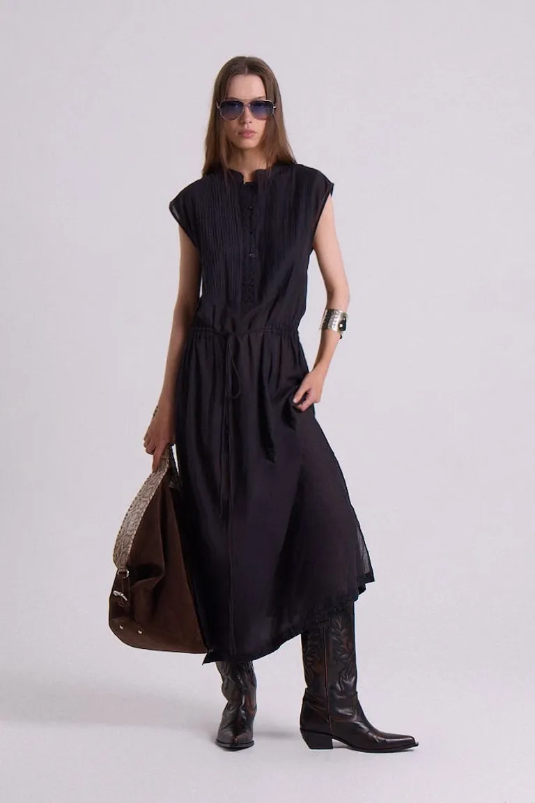Vestido de corte recto en negro con bordados en el dobladillo de Maria Cher en Vestidos para argentina