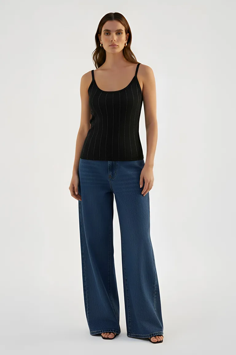 Top de punto negro con acabado brillante y corte modular de Naíma en Tops para argentina