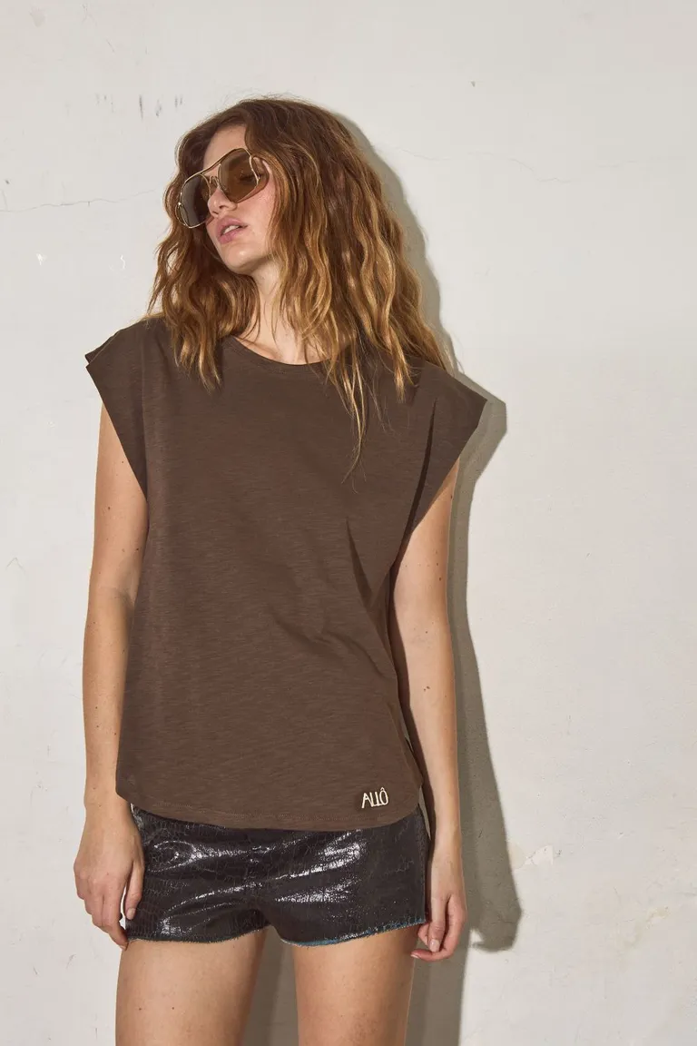 Remera marrón de corte relajado y estilo minimalista de Allo Martinez en Remeras para argentina