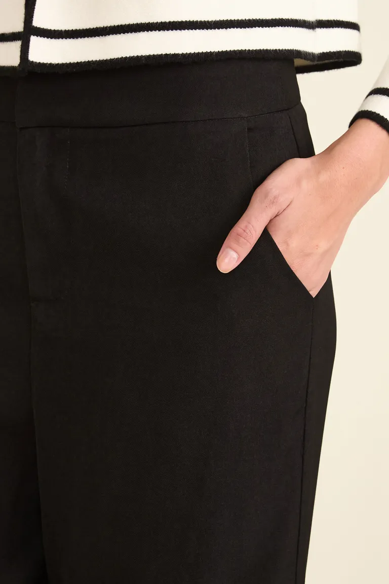 Pantalón sastrero de corte recto con tiro alto, cintura estructurada y bolsillos laterales para mujer de Cuesta Blanca en Pantalones para argentina