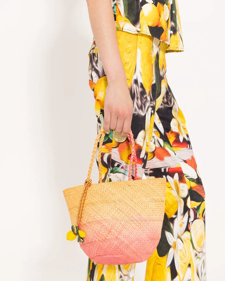 Cesta tejida de fibras naturales con detalles decorativos para el día a día de Jazmin Chebar en Bolsos y Carteras para argentina