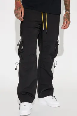 Pantalón nylon cargo act like de Fashion Nova en Pantalones para argentina