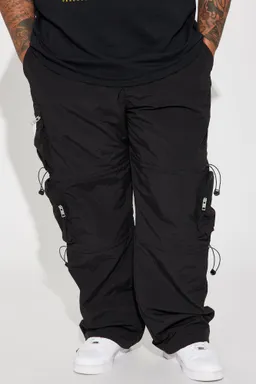 Pantalón nylon cargo act like de Fashion Nova en Pantalones para argentina