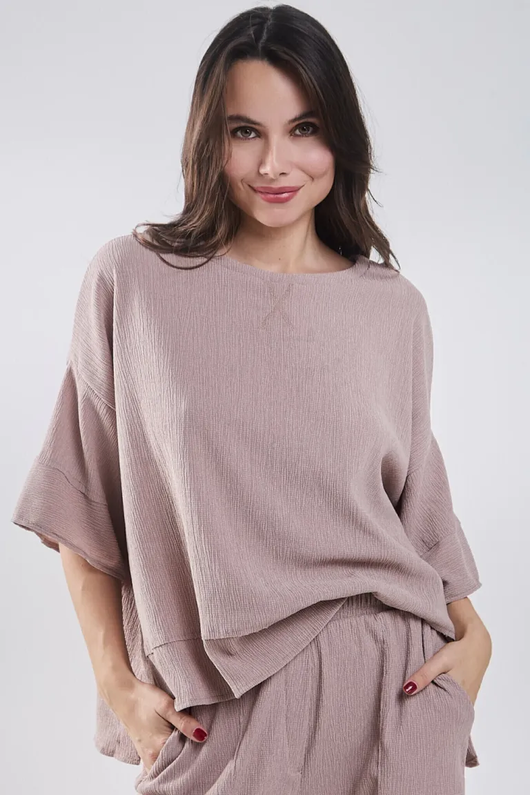 Remera negra con recortes y tajo lateral, ideal para lookear con pantalón carmelo de Belle en Remeras para argentina