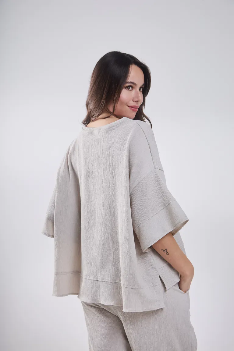 Remera negra con recortes y tajo lateral, ideal para lookear con pantalón carmelo de Belle en Remeras para argentina