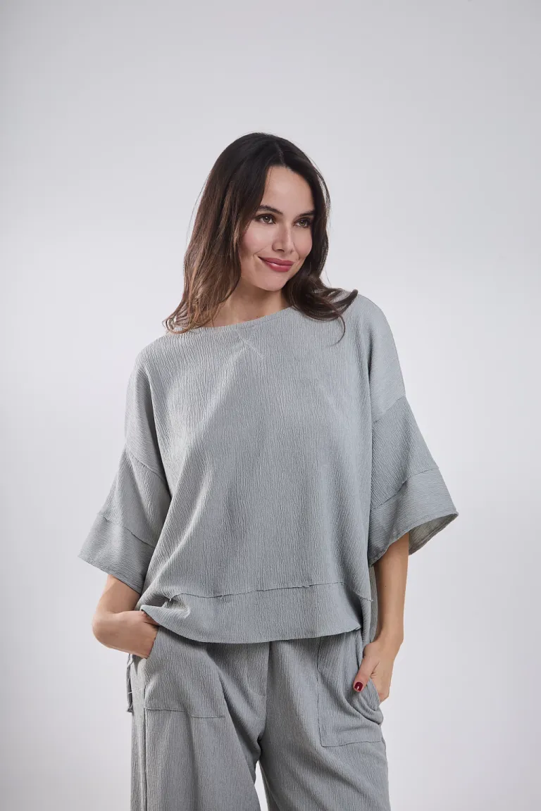 Remera negra con recortes y tajo lateral, ideal para lookear con pantalón carmelo de Belle en Remeras para argentina