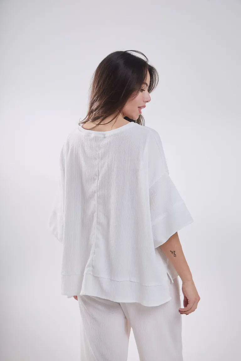 Remera negra con recortes y tajo lateral, ideal para lookear con pantalón carmelo de Belle en Remeras para argentina