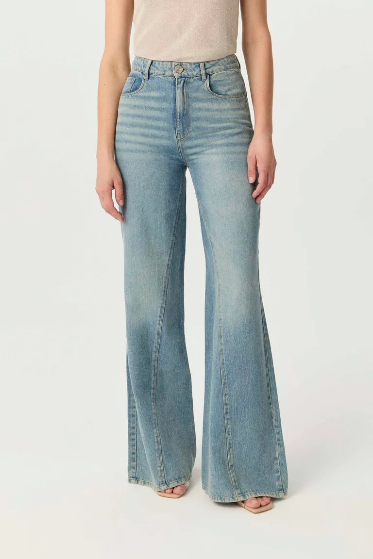 Jeans de tiro alto con pierna ancha y calce relajado para un estilo relajado y elegante de Markova en Pantalones para argentina