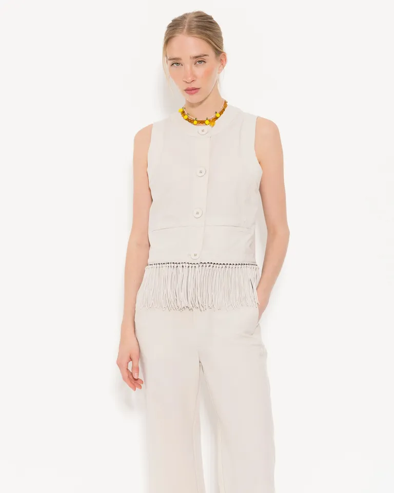 Chaleco blanco corto con flecos, una prenda versátil y elegante para lucir con estilo de Jazmin Chebar en Chalecos para argentina