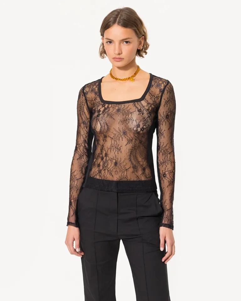 Elegante remera de encaje negro de corte ajustado con detalles en los laterales de Jazmin Chebar en Remeras para argentina