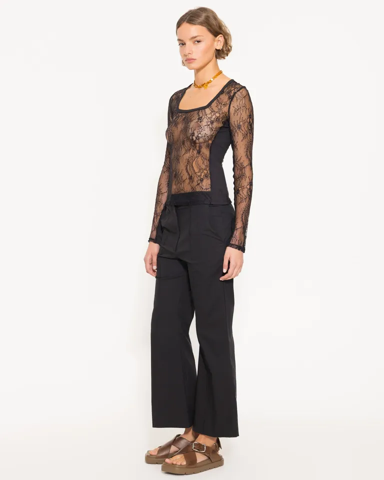 Elegante remera de encaje negro de corte ajustado con detalles en los laterales de Jazmin Chebar en Remeras para argentina
