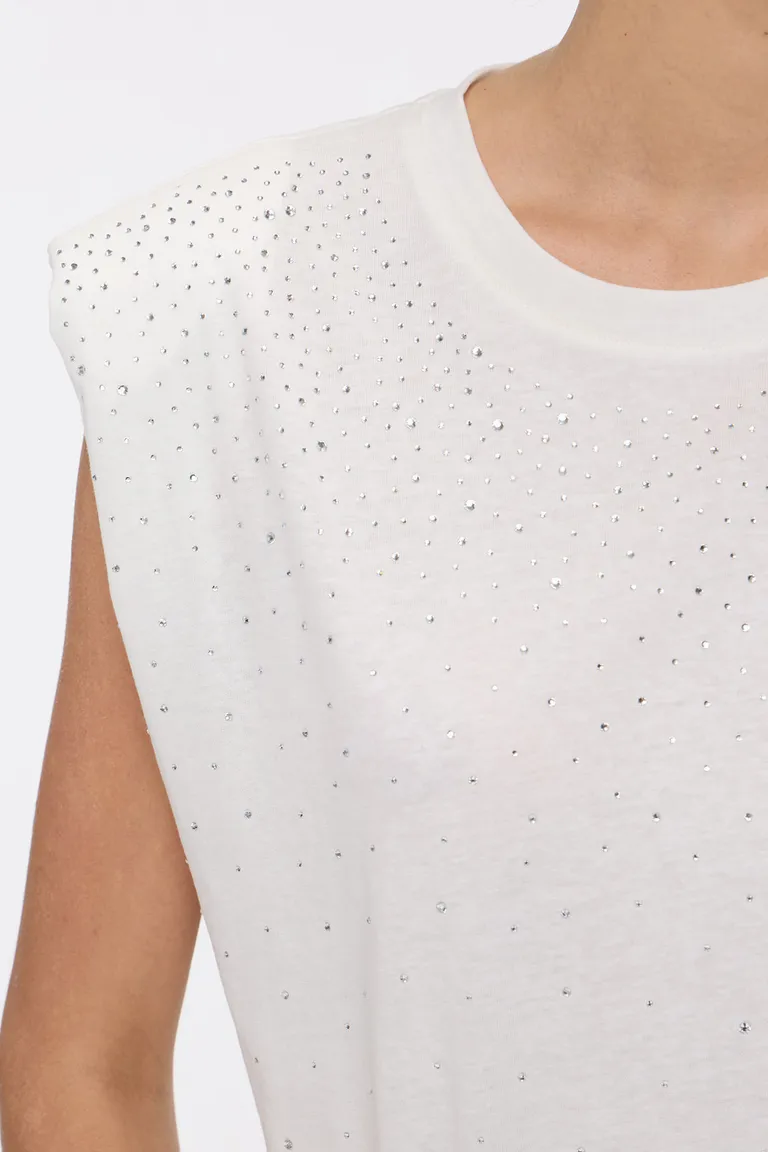 Remera musculosa sin mangas con hombreras estructuradas y detalle de apliques brillantes en el frente y espalda de Cuesta Blanca en Remeras para argentina