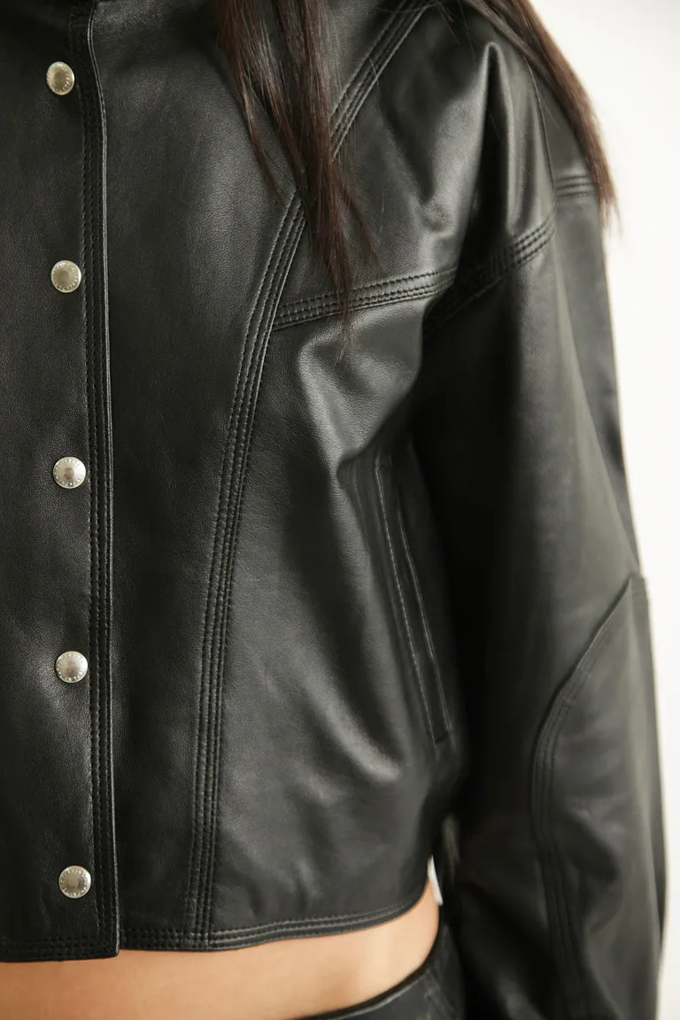 Campera de cuero estilo bomber con cierre frontal y recortes en tendencia de Las Pepas en Chaquetas para argentina