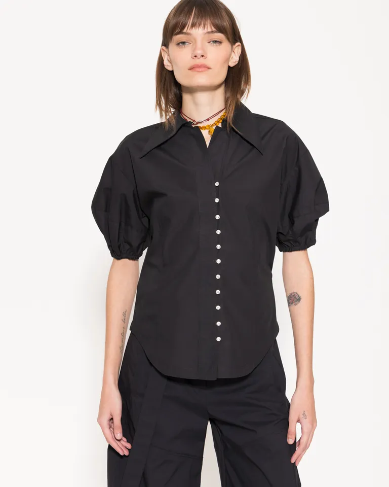 Camisa negra de silueta amplia y diseño liviano con cuello clásico y cierre frontal de Jazmin Chebar en Camisas para argentina