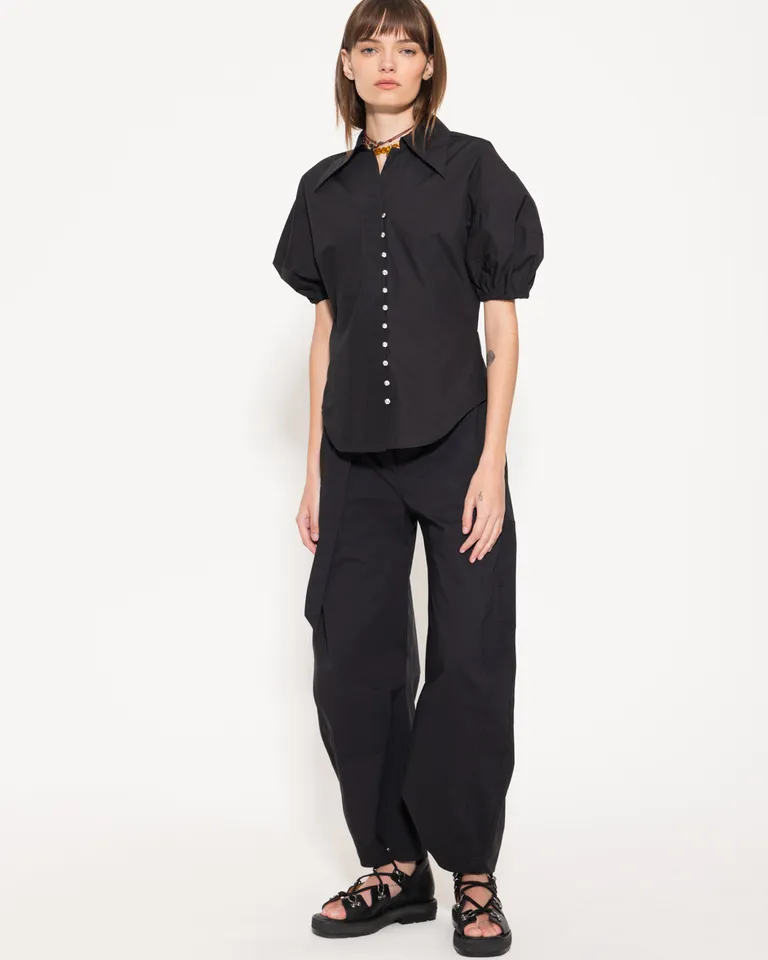 Camisa negra de silueta amplia y diseño liviano con cuello clásico y cierre frontal de Jazmin Chebar en Camisas para argentina