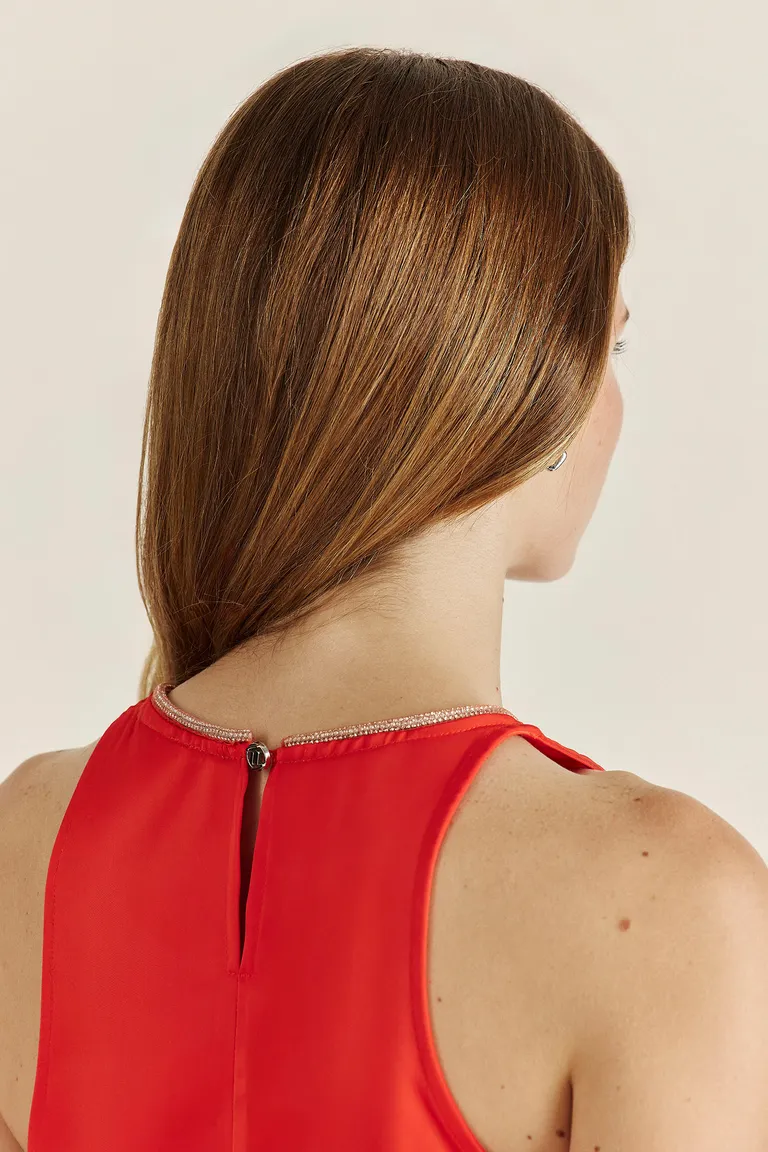 Top de satén rojo con detalles de strass en escote y sisas de Tucci en Tops para argentina
