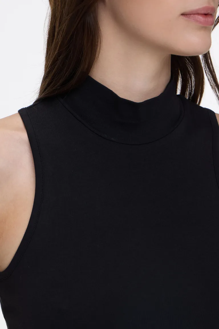 Musculosa con escote polera ajustada al cuerpo de Cuesta Blanca en Tops para argentina