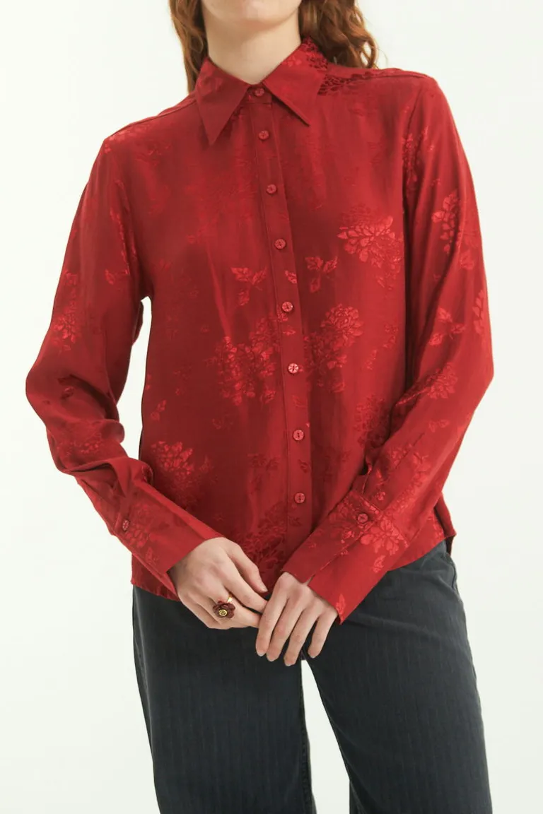 Camisa de jacquard satinado con motivo floral y detalles en perlitas para un look elegante y sofisticado de Las Pepas en Camisas para argentina