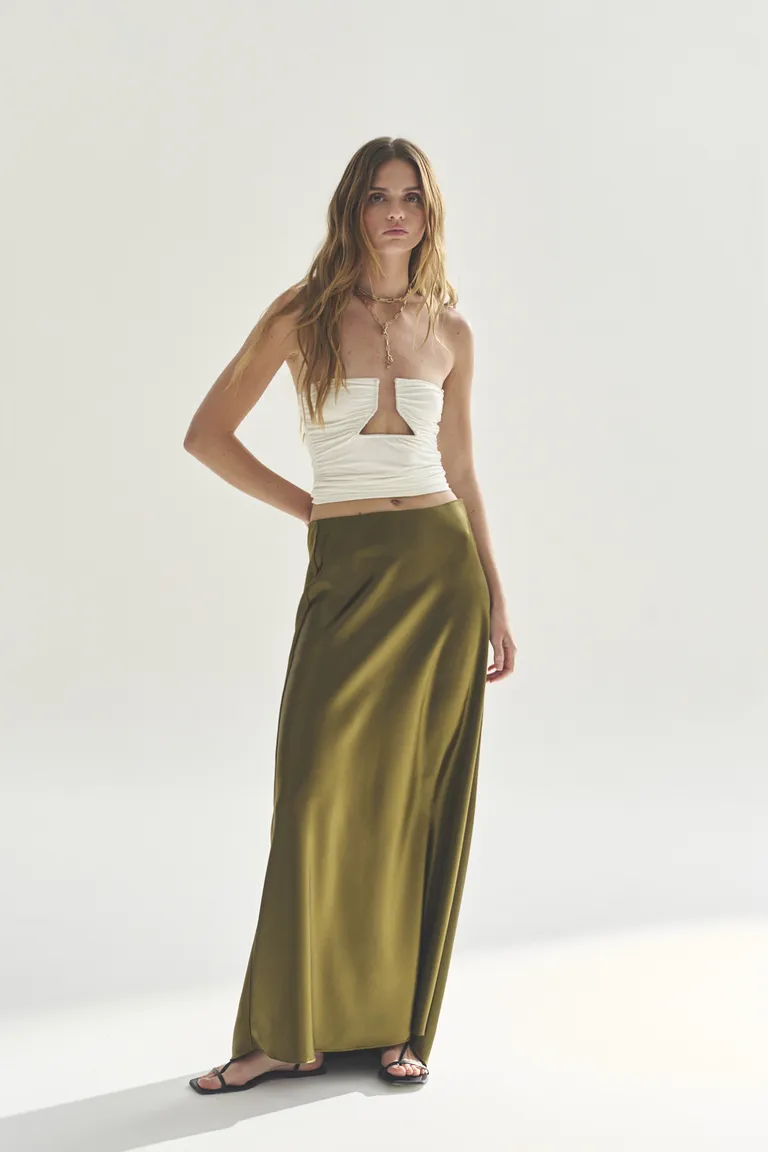 Top sin tirantes en verde oliva, diseño moderno y versátil para looks elegantes de Akiabara en Tops para argentina