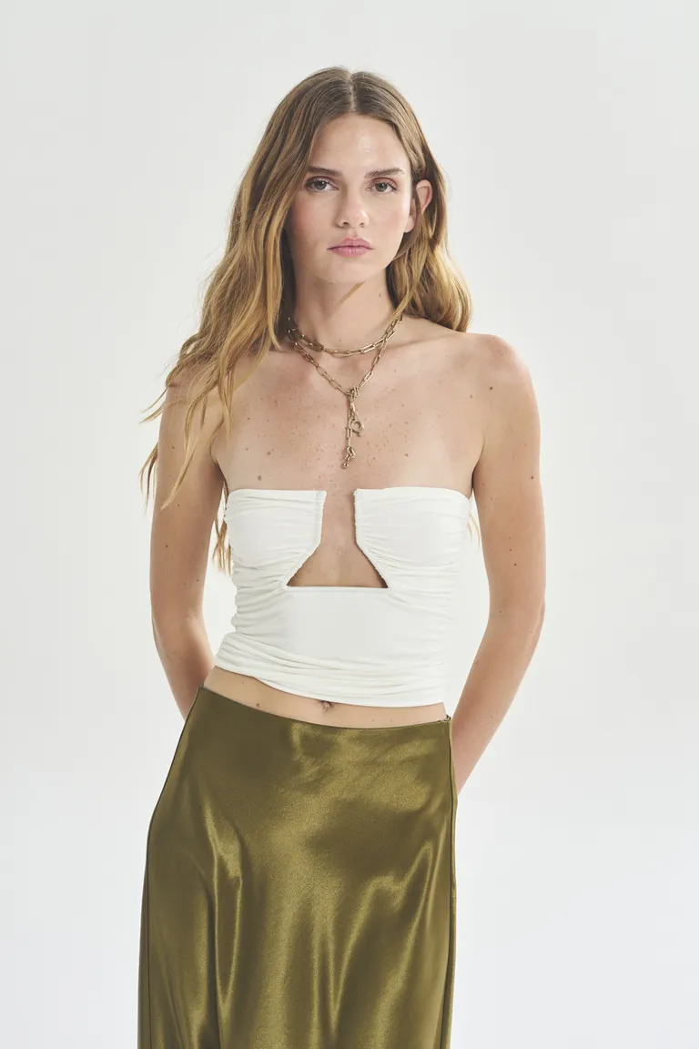 Top sin tirantes en verde oliva, diseño moderno y versátil para looks elegantes de Akiabara en Tops para argentina