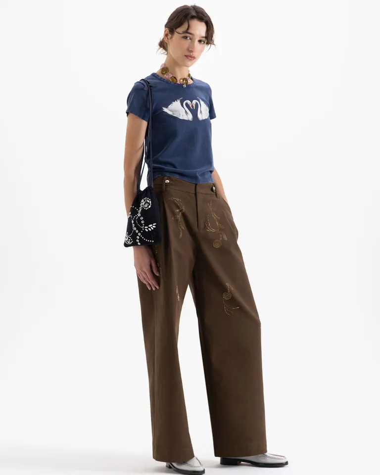 Remera con diseño gráfico de cisnes cuello redondo y mangas cortas al cuerpo de Jazmin Chebar en Remeras para argentina