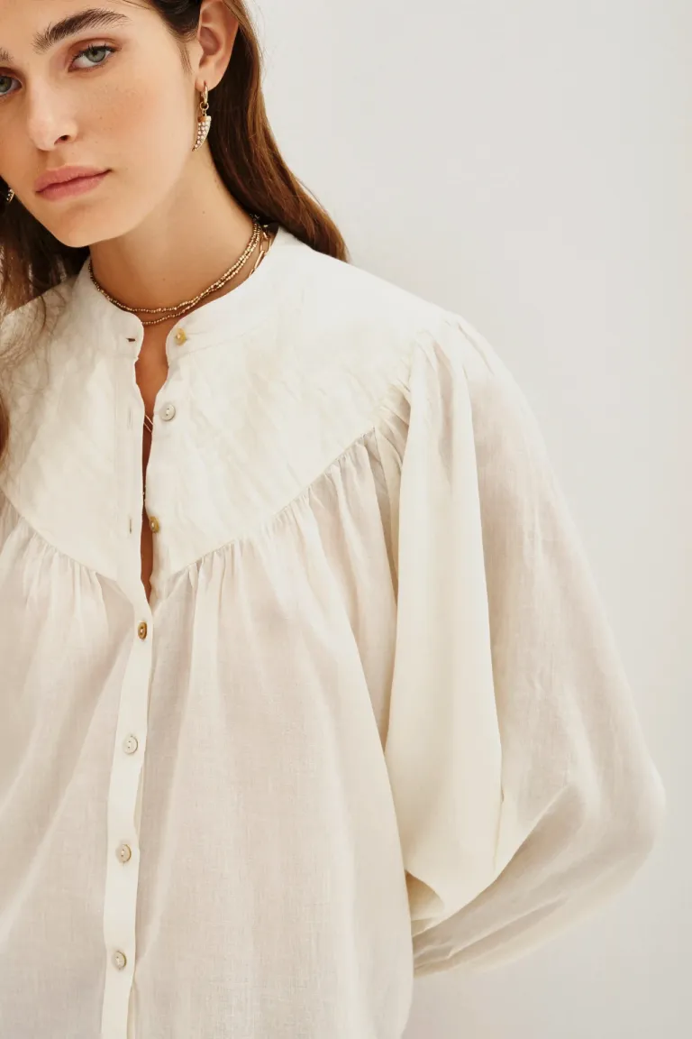 Camisa de corte amplio con cuello redondo mangas largas con puños elásticos y cierre de botones de Rapsodia en Camisas para argentina