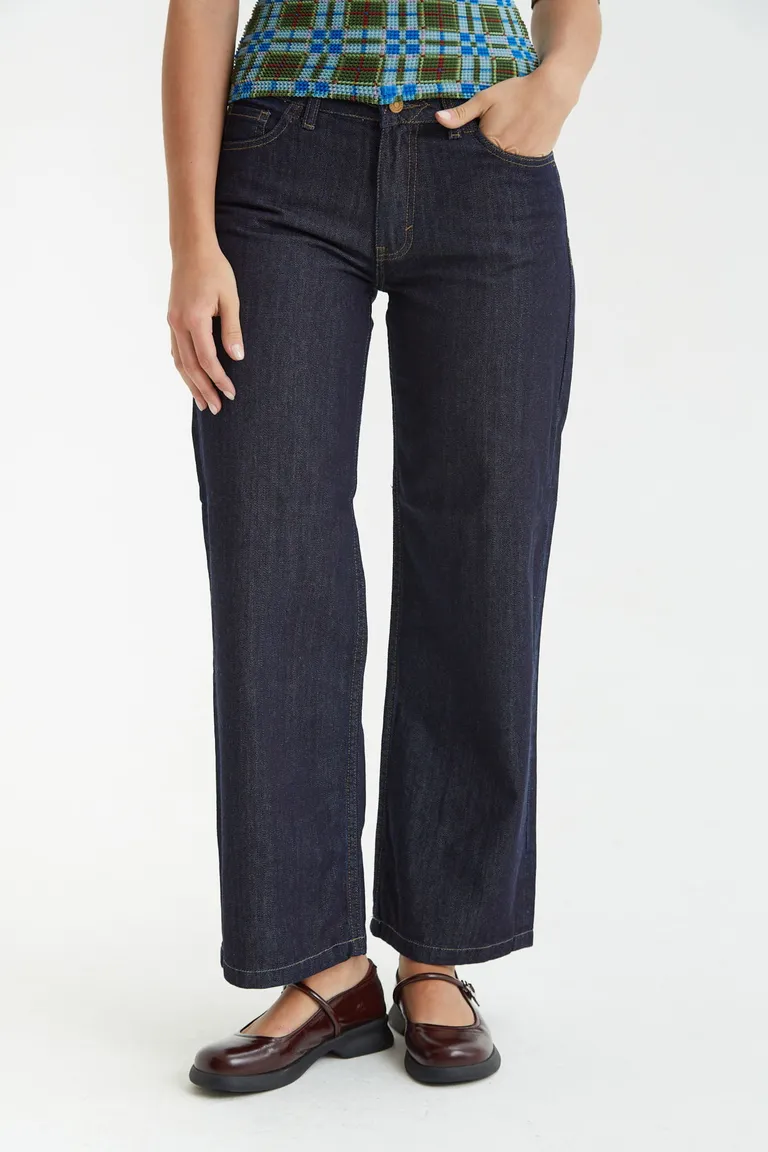 Pantalón de jean recto de tiro medio con costuras a contratono de Las Pepas en Pantalones para argentina