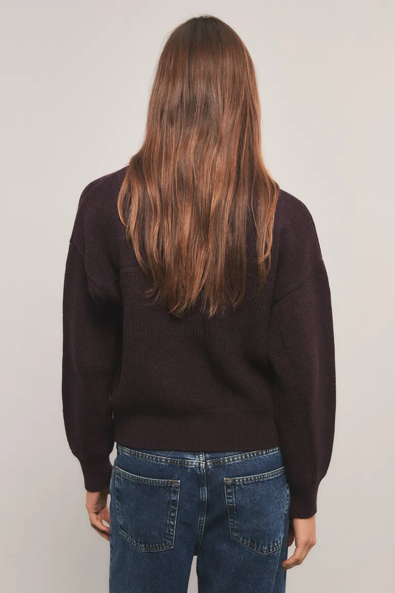 Campera tejida de calce holgado con botones frontales, cuello camisero y bolsillos decorativos de Kosiuko en Chaquetas para argentina