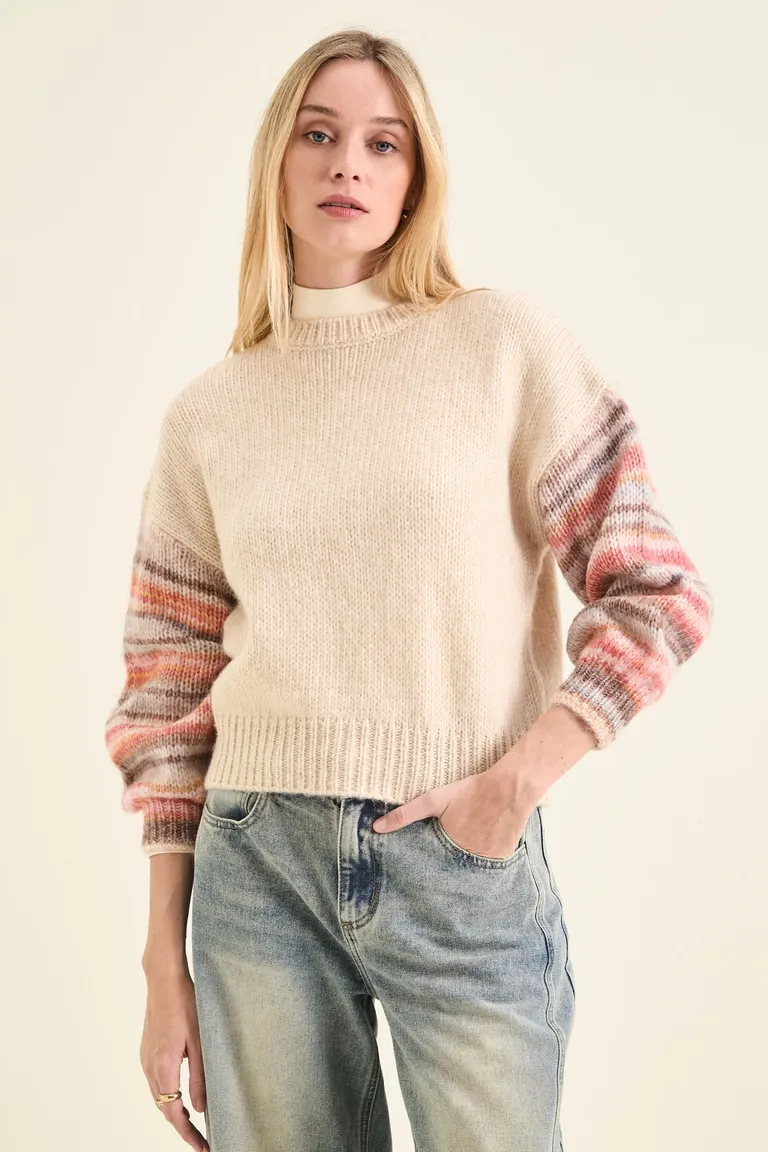 Sweater tejido con escote redondo y detalle de mangas rayadas multicolor con puños ajustados de Cuesta Blanca en Buzos y Sweaters para argentina