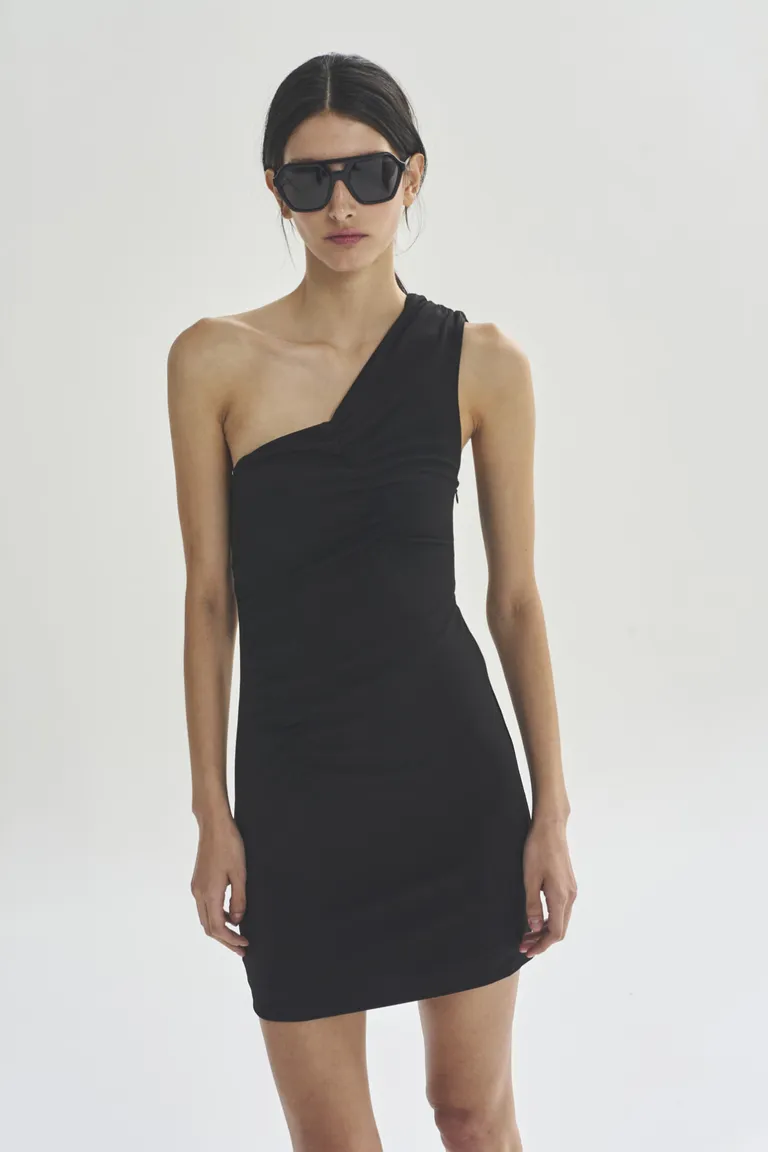 Vestido corto emiliy de un solo hombro en color negro de Akiabara en Vestidos para argentina