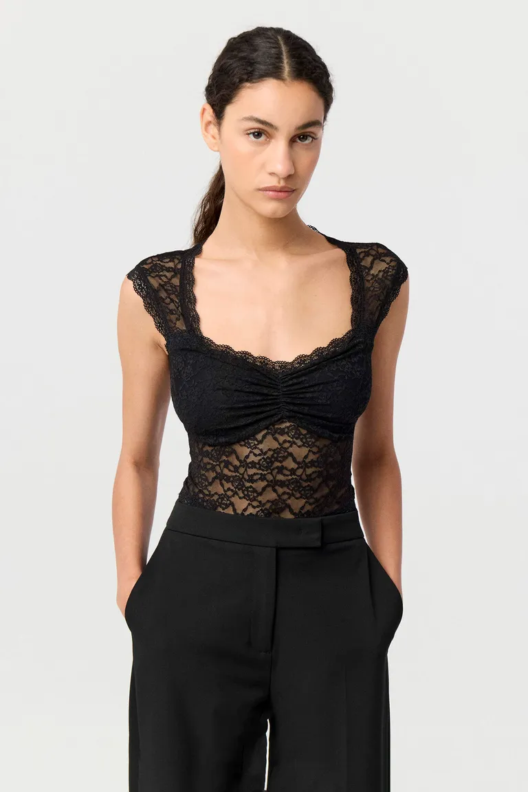 Top de encaje con escote corazón y detalles de puntilla en bordes de Markova en Tops para argentina