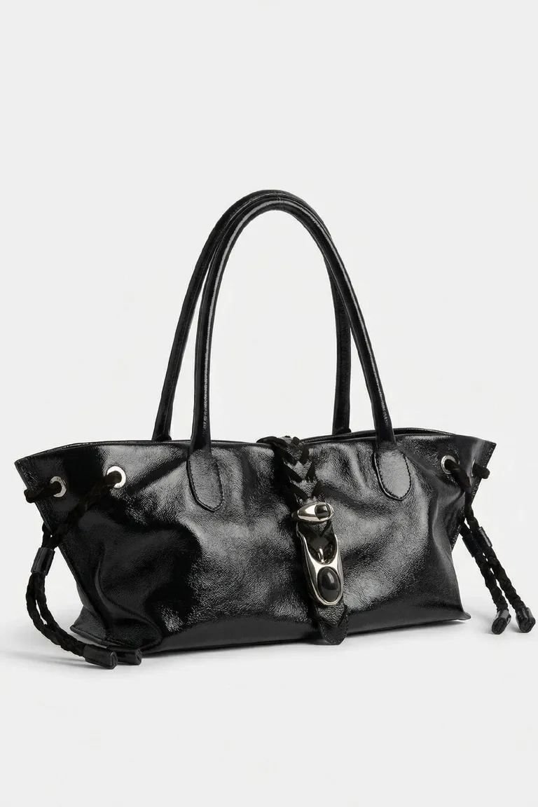 Cartera de mano alargada con hebilla metálica central y detalles trenzados de Maria Cher en Bolsos y Carteras para argentina