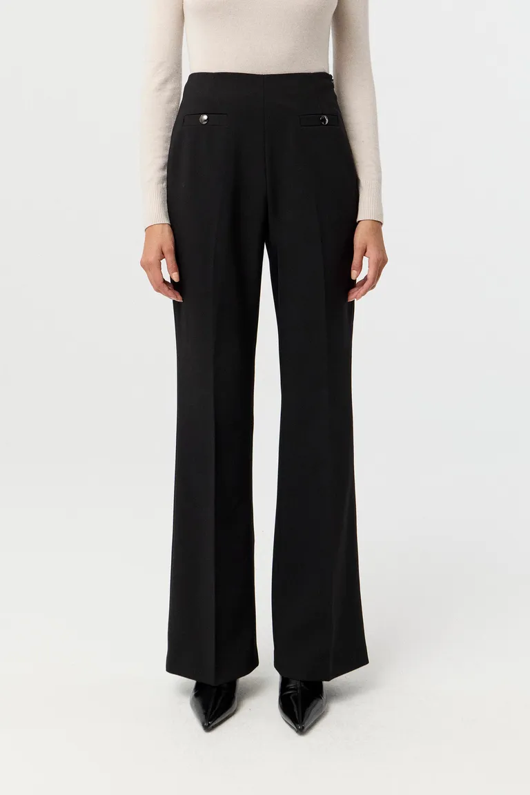 Pantalón de sastrería tiro alto con corte flare y bolsillos ojal frontales de Markova en Pantalones para argentina
