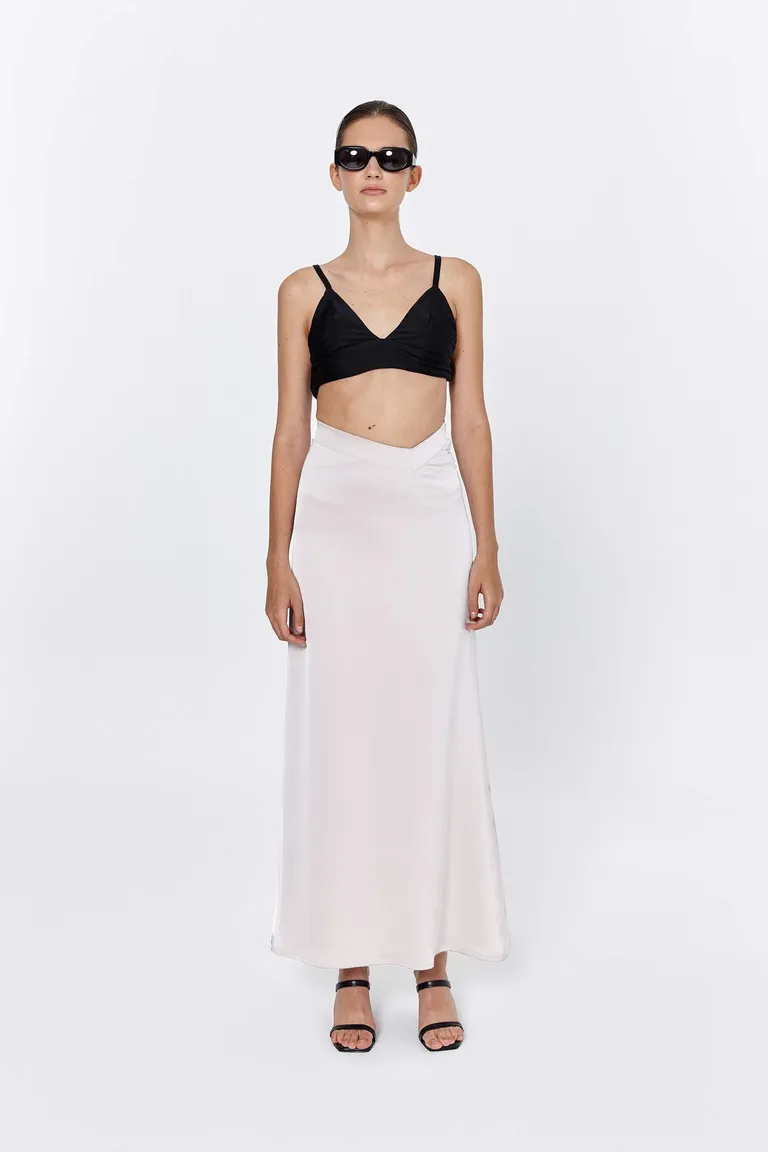 Falda en satén de corte modular con diseño asimétrico y cierre invisible de Naíma en Faldas para argentina